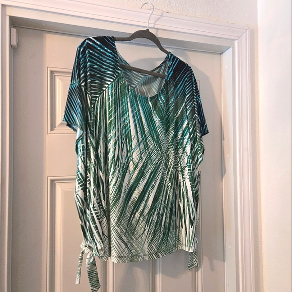 Clearance ☆ Avenue Plus-Size 22-24 Poncho Blouse • Foliage print - Picture 11 of 12